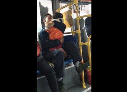 男女在公交车上的不可描述行为：小短文 H 啪纯肉公交车动图