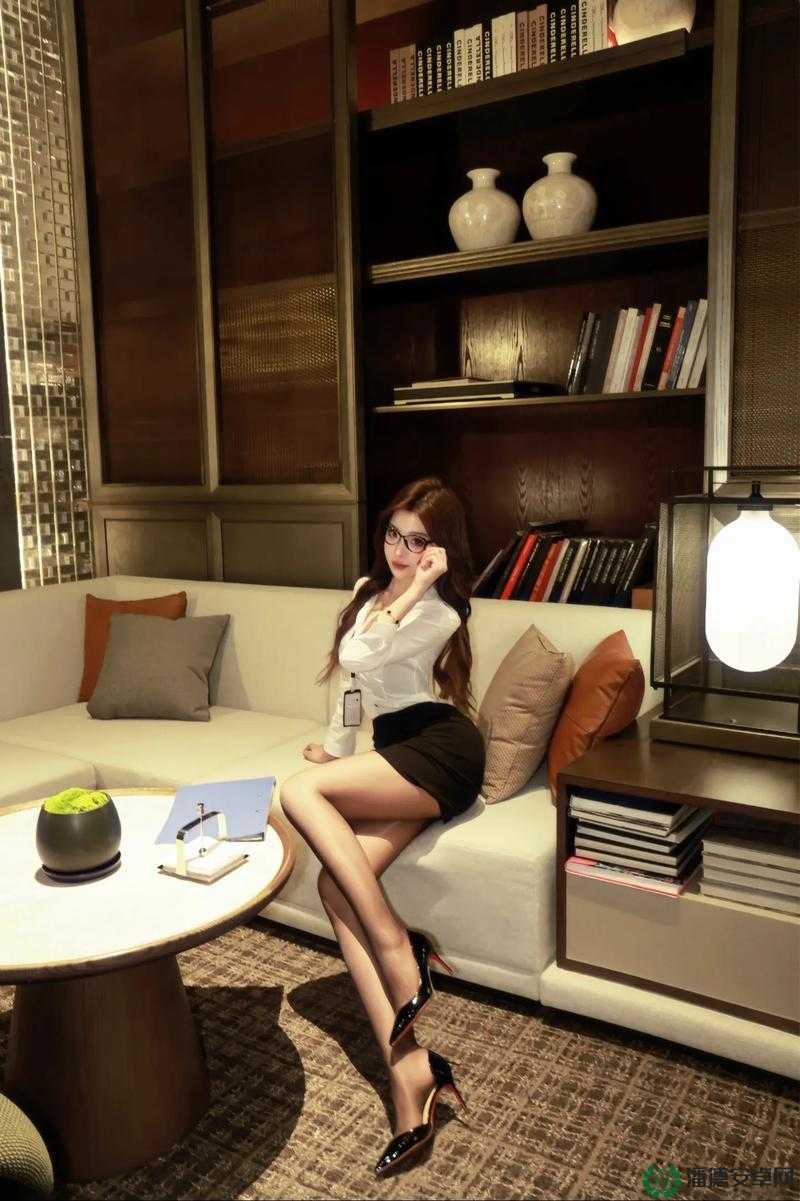 浪货趴办公桌揉秘书 sm 视频：极致刺激的办公室隐秘画面