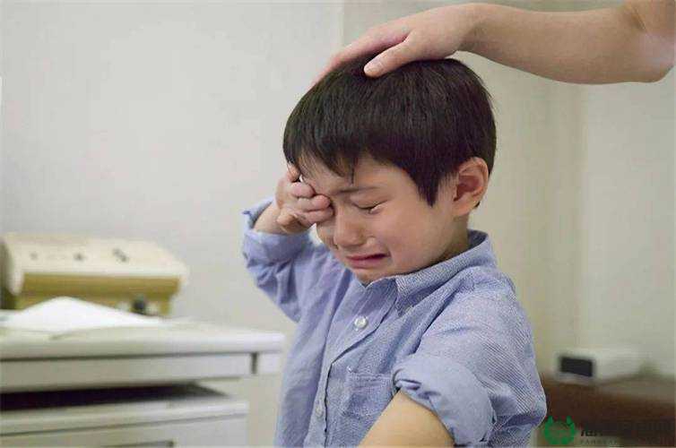 小男孩喜欢摸小女孩的脸，家长该怎么办？