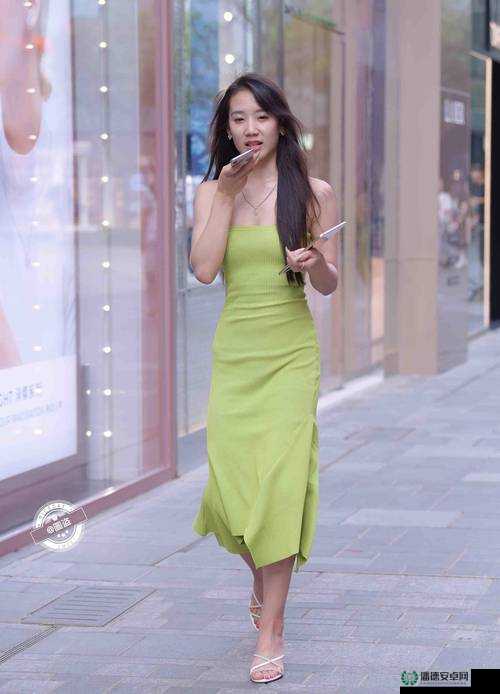 美丽少女优雅喷水的独特艺术展现