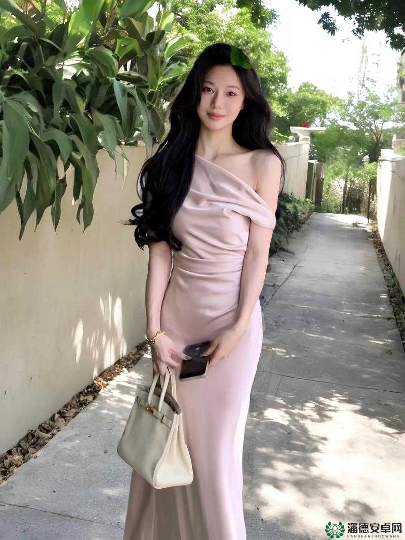女性娇小身材的性魅力探索：探索娇小女性的性吸引力与性魅力