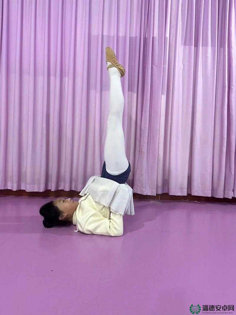 一字马时唇瓣是否打开：一种独特的身体现象