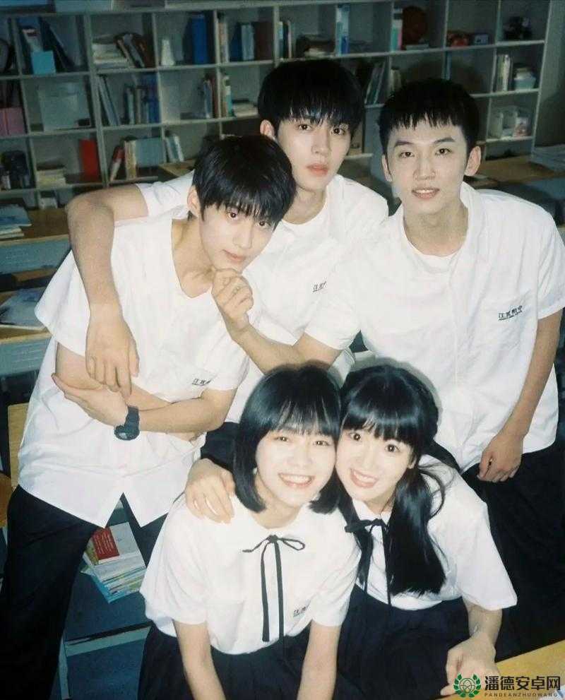 六年级男生女生一起差差差带痛声：童真与成长的碰撞
