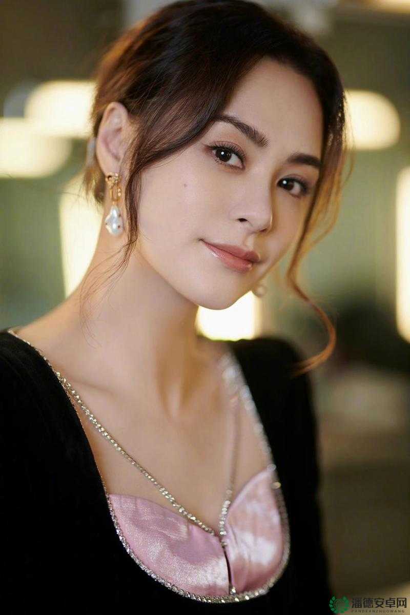 钟欣潼维修电脑照片曝光，揭秘女神日常生活中的科技小插曲