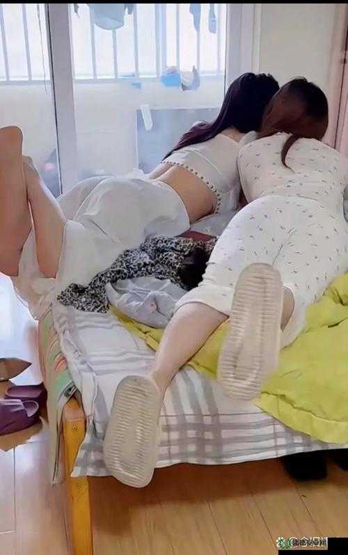 好奇吗？两个女生在干什么？点击查看