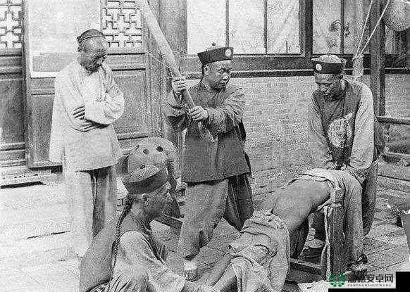 后宫春凳上女人裸臀打屁股的真实场景揭秘：历史与文化的深度解析